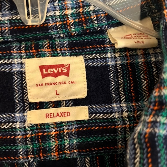 Levi’s Men’s Large button down-Relaxed Fit - Picture 2 of 4